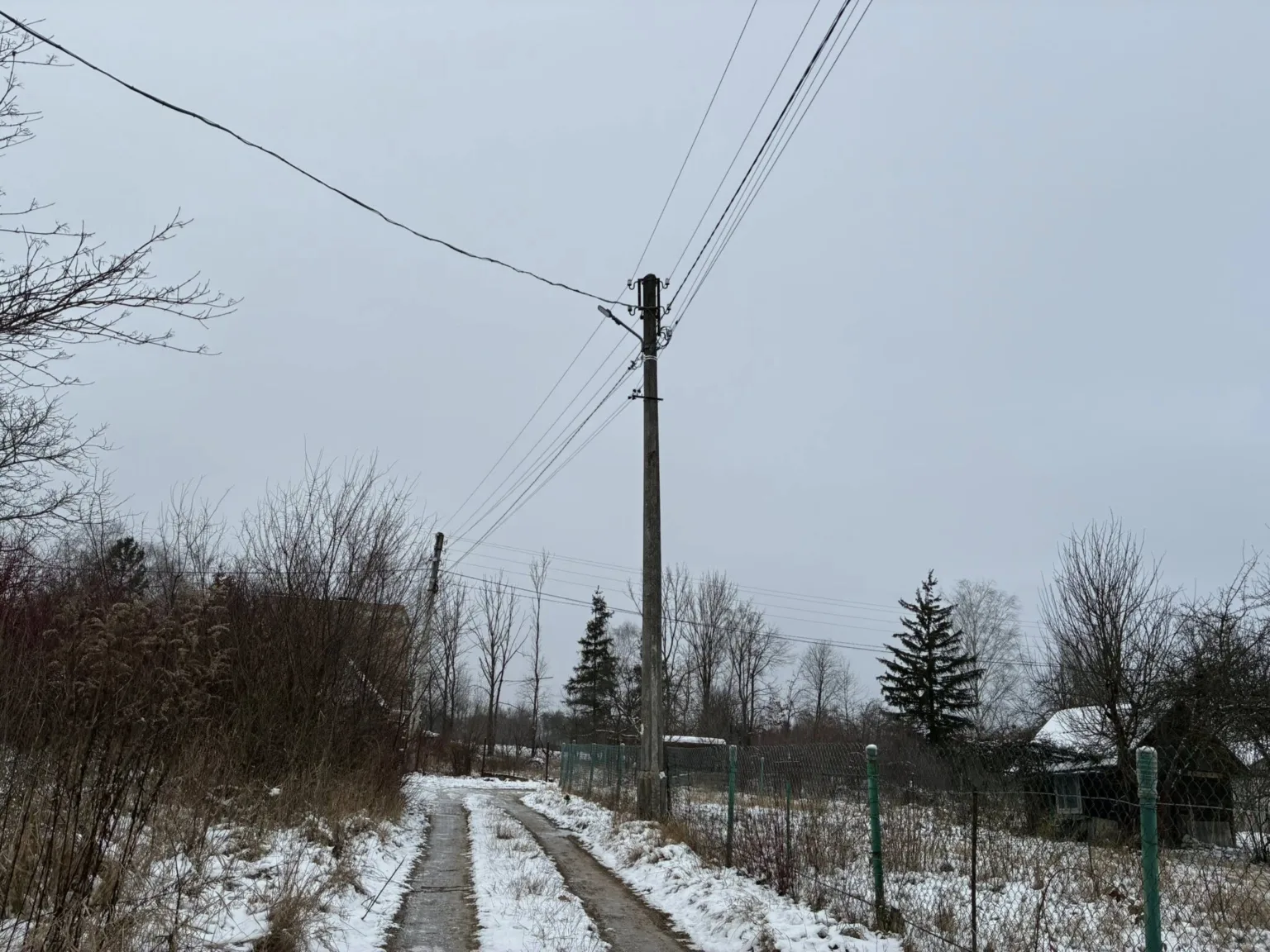 Зимова сільська дорога з електричними дротами