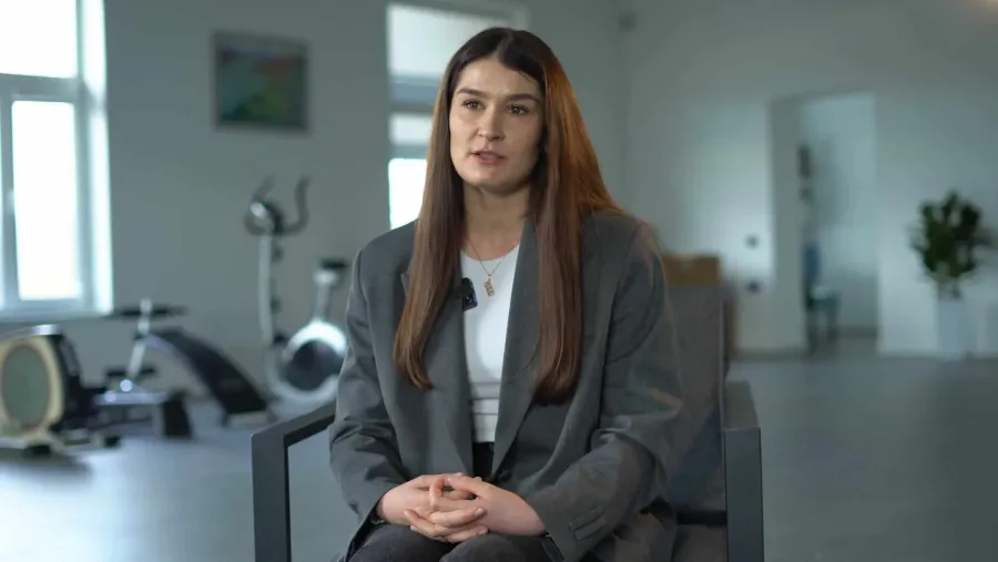 Жінка дає інтерв’ю у тренажерному залі