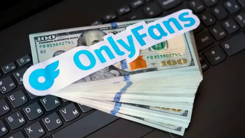 Гроші та логотип OnlyFans на клавіатурі ноутбука