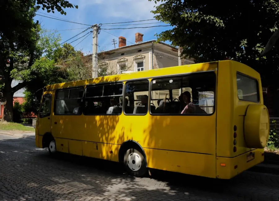 Жовтий міський автобус на вулиці міста