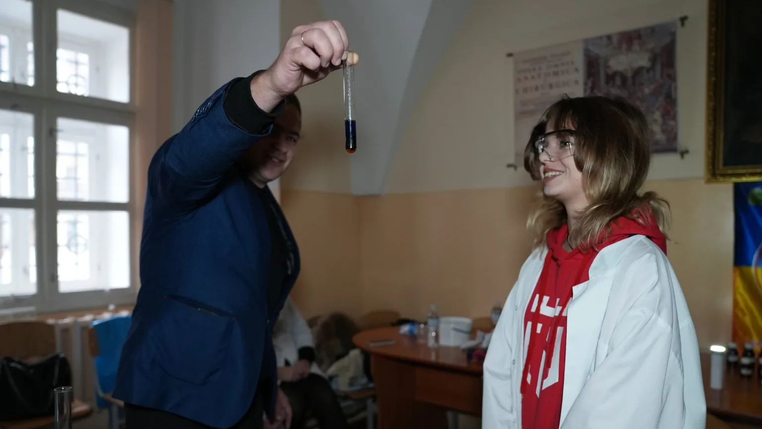 Експеримент з пробіркою у хімічній лабораторії