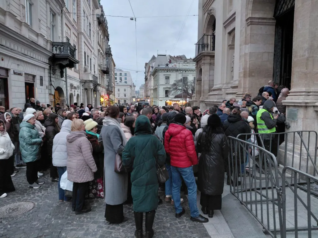 Черга людей перед будівлею в центрі міста