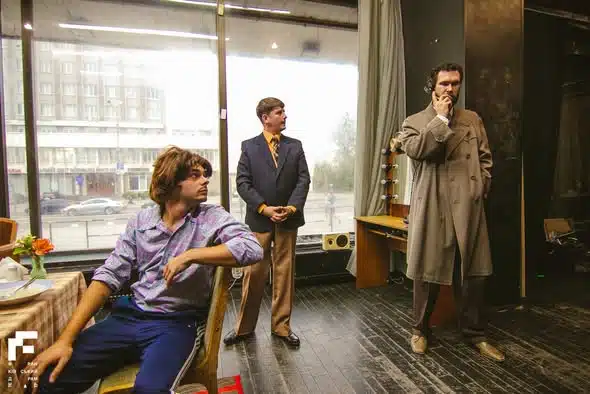 Актори під час театральної репетиції у кімнаті