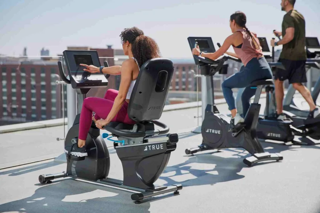 Люди тренуються на велотренажерах на даху