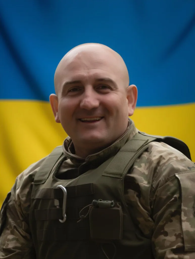 Український військовий на фоні прапора України