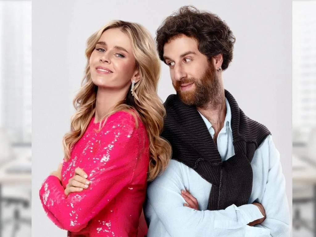 Усміхнена пара стоїть спиною один до одного