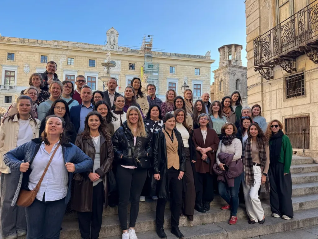 Група людей на сходах історичної будівлі