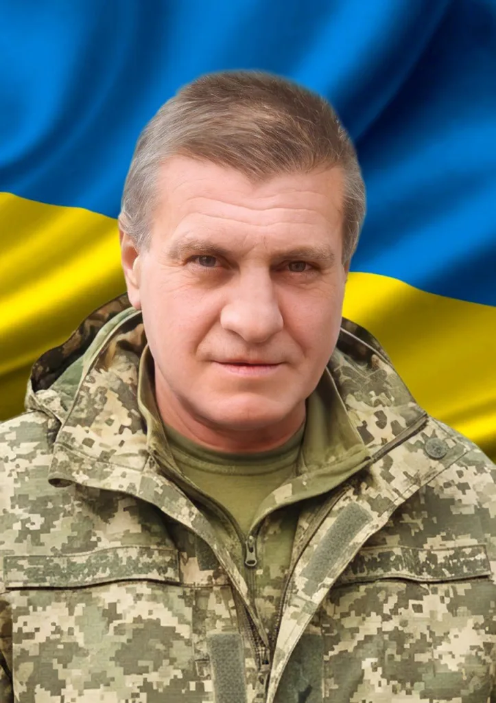 Український військовий на фоні прапора України