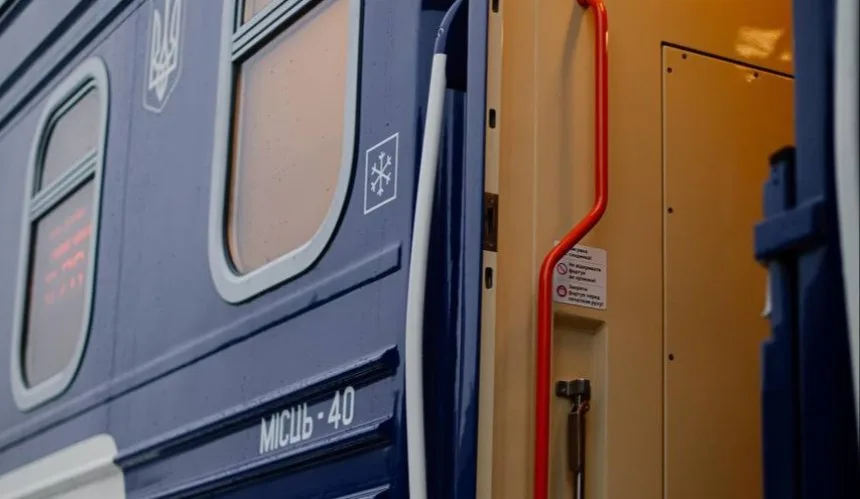 Вхід до синього українського пасажирського потяга