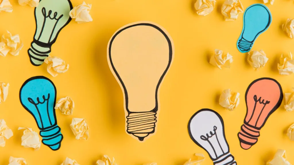 Кольорові лампочки на жовтому фоні