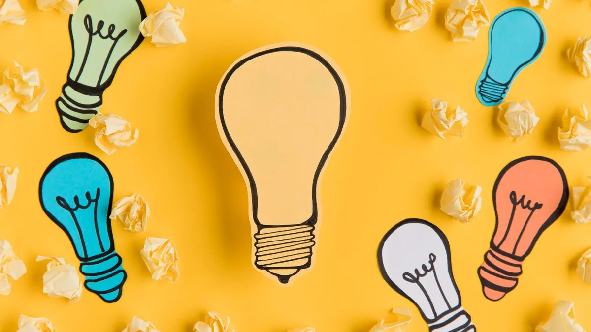 Кольорові лампочки на жовтому фоні