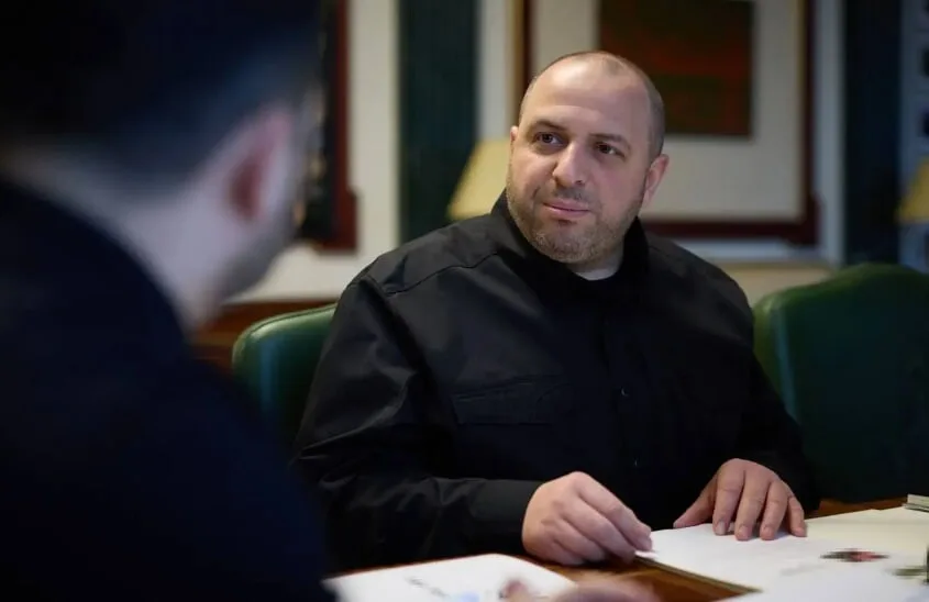 Чоловік у чорній сорочці на діловій зустрічі