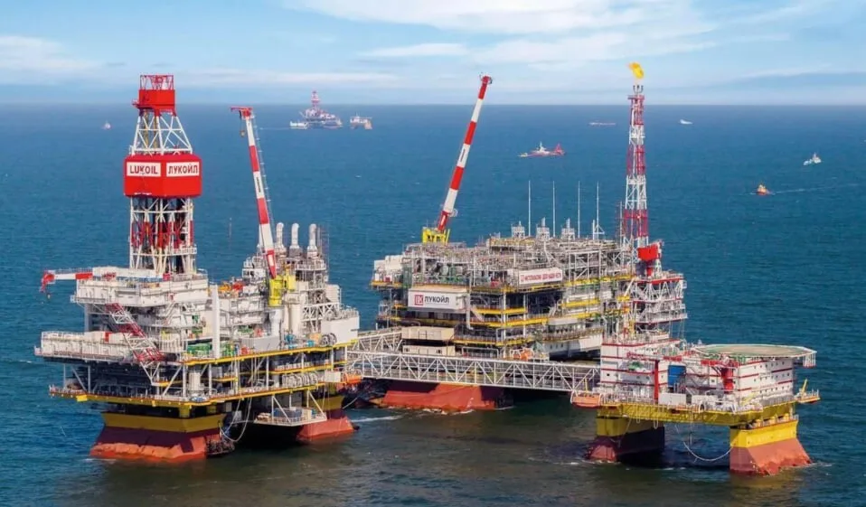 Морська нафтова платформа в відкритому морі