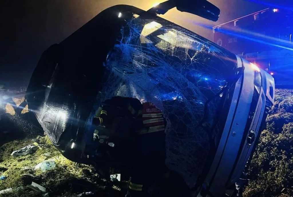 Пожежники рятують людей після перевертання автомобіля