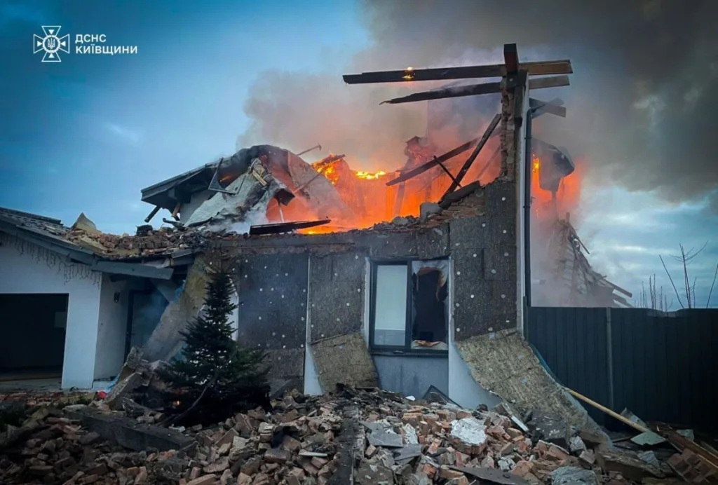 Зруйнований будинок у вогні після вибуху