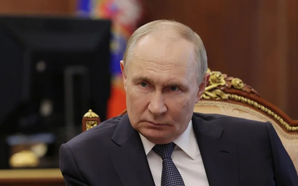 Чоловік у костюмі сидить у кабінеті