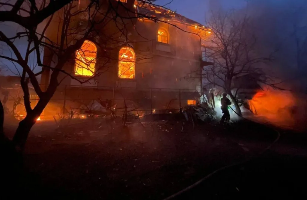 Пожежа у двоповерховому будинку вночі