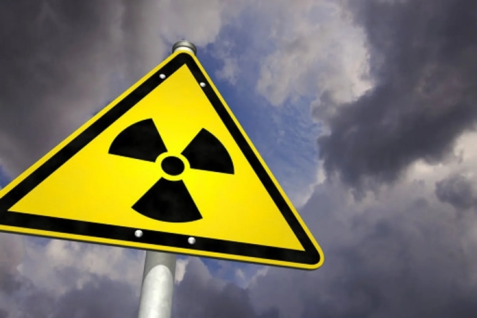 Знак радіаційної небезпеки на тлі неба