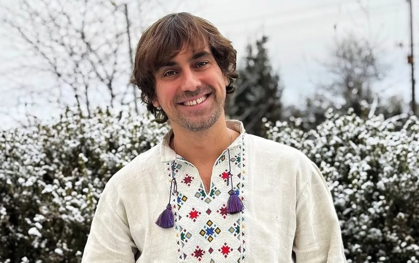 Чоловік у вишиванці на сніжному фоні