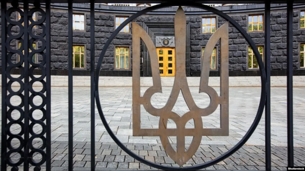 Будівля уряду України за воротами з тризубом