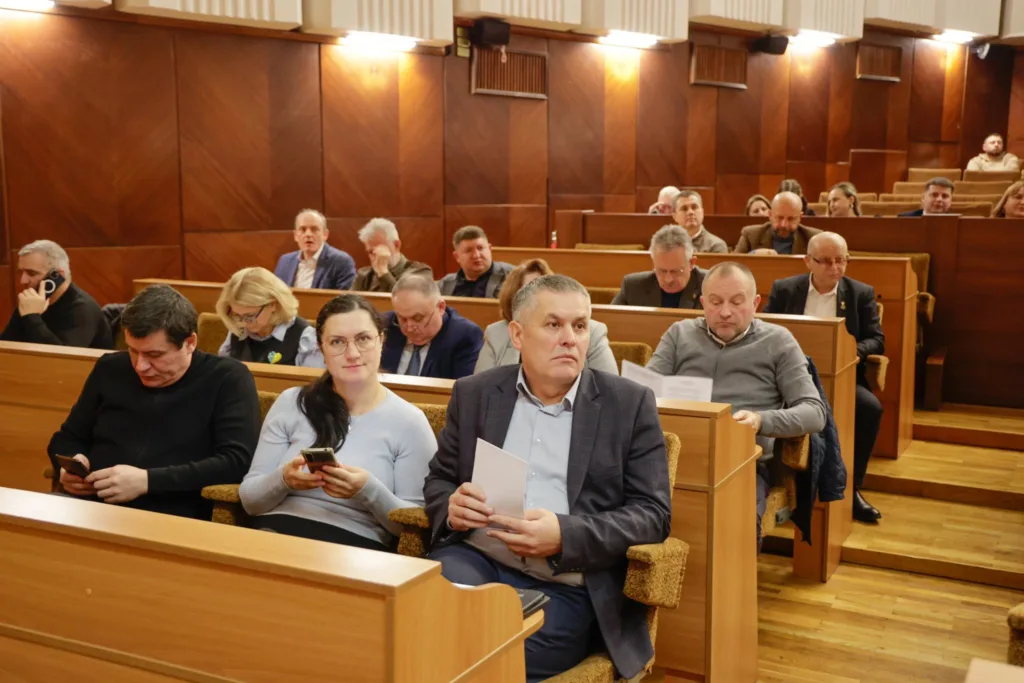 Люди на засіданні в залі міської ради