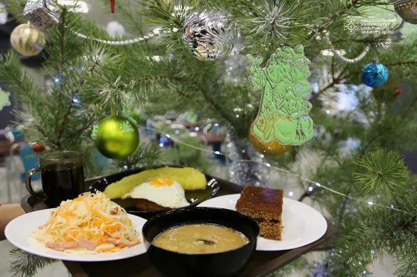 Новорічна вечеря на тлі прикрашеної ялинки
