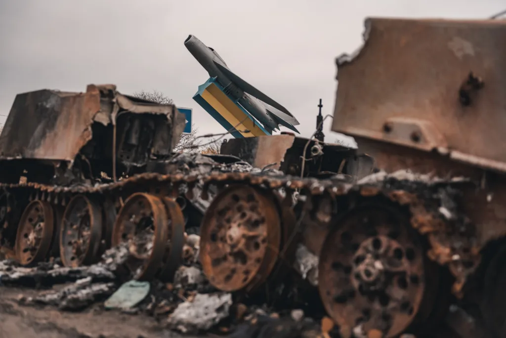 Зруйнована бойова техніка та військовий пам'ятник