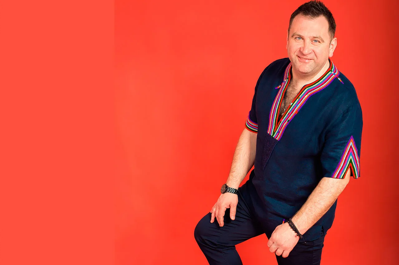 Чоловік у вишиванці на червоному тлі