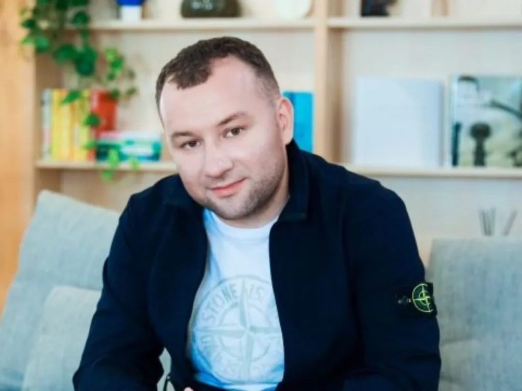 Чоловік сидить на дивані вдома