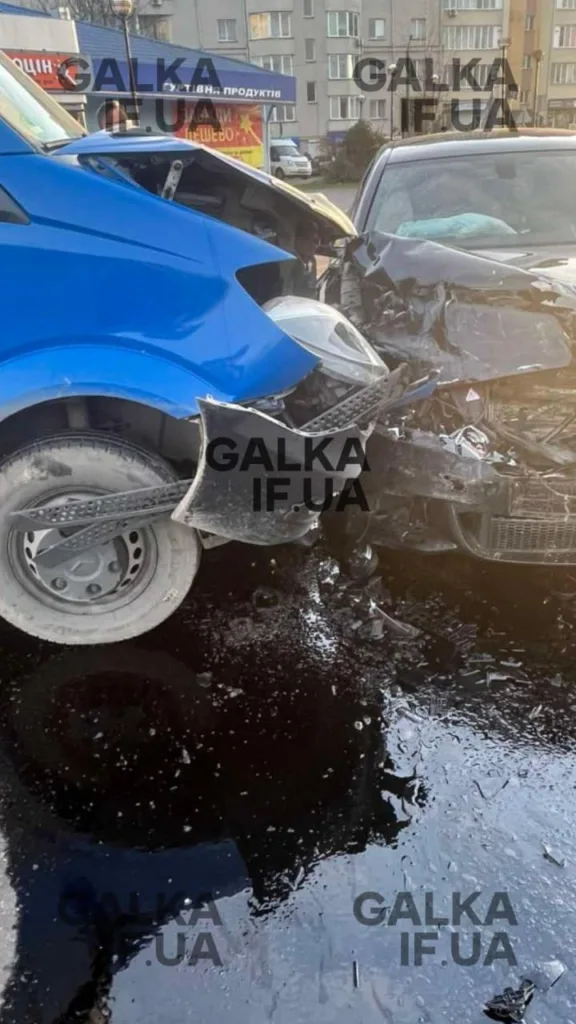 Дорожня аварія між синім фургоном і чорним авто