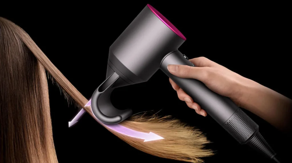 Фен сушить і вирівнює волосся