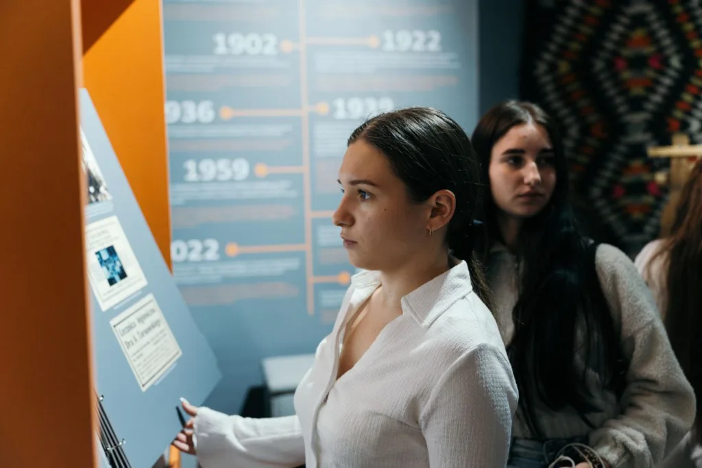 Дівчата оглядають історичну експозицію в музеї