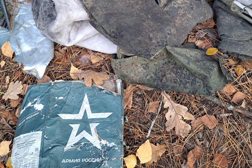Російський військовий пайок серед камуфляжу в лісі