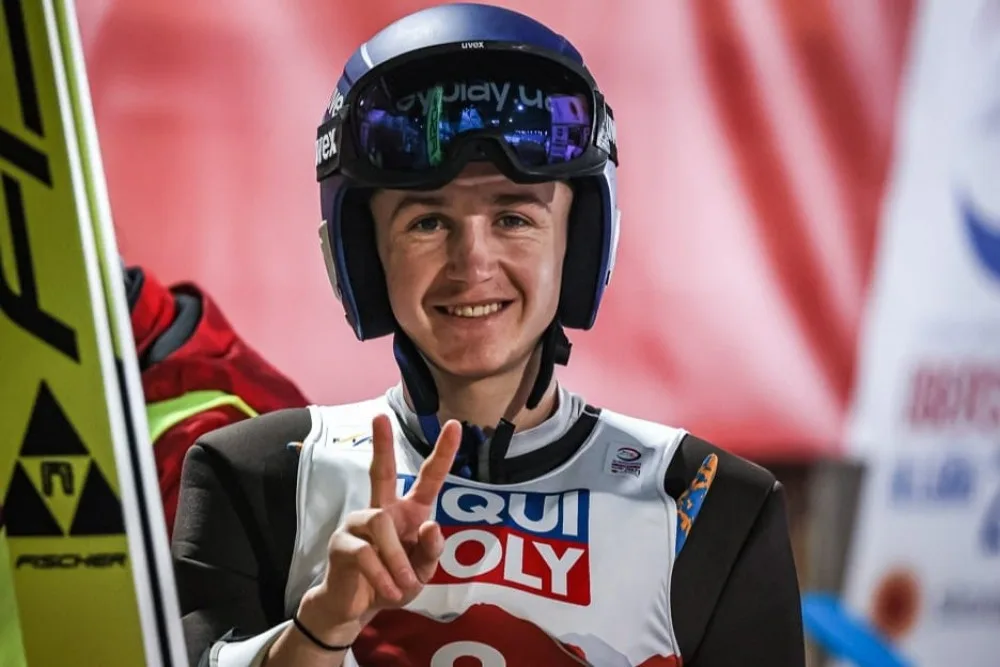 Лижник показує жест перемоги на змаганнях