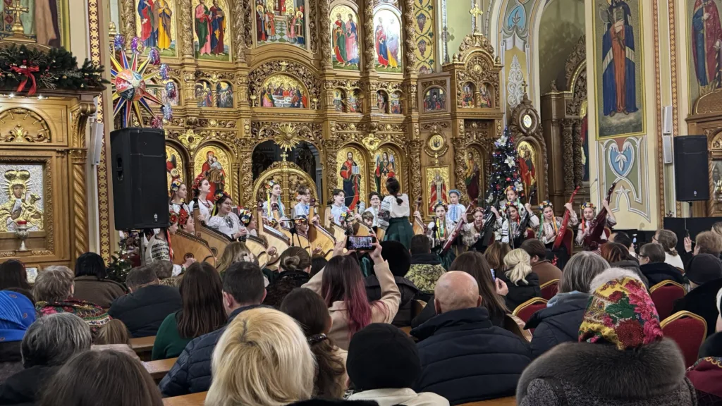 Діти виступають у церкві з бандурами на сцені