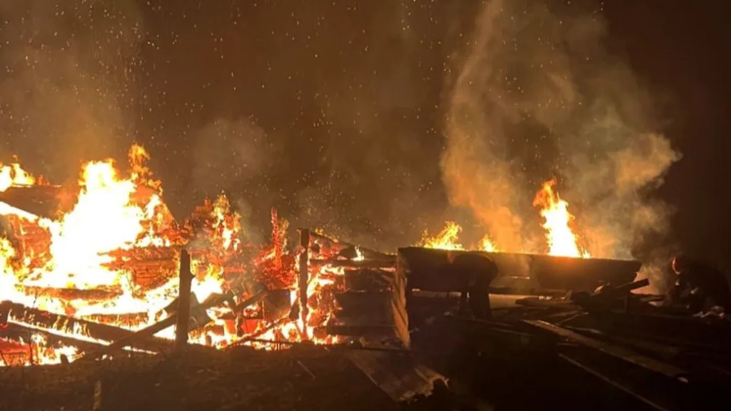 Пожежа знищує дерев’яну будівлю вночі