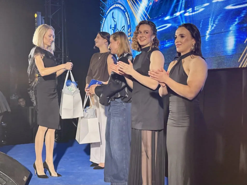 Жінки отримують нагороди на урочистій церемонії