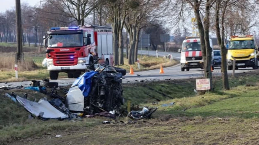 Аварія на дорозі, пожежна машина та швидка допомога