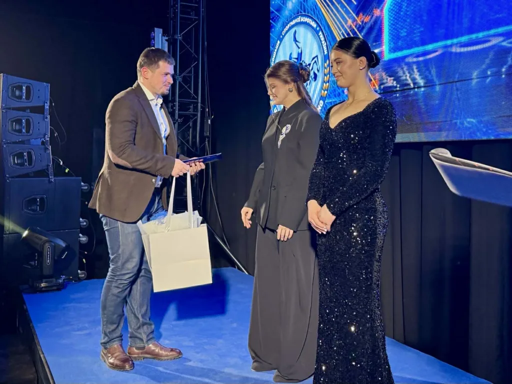 Нагородження на сцені під час урочистої церемонії