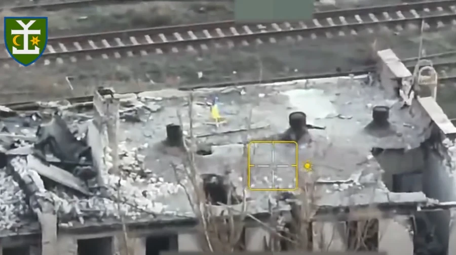 Зруйнована будівля біля залізничних колій