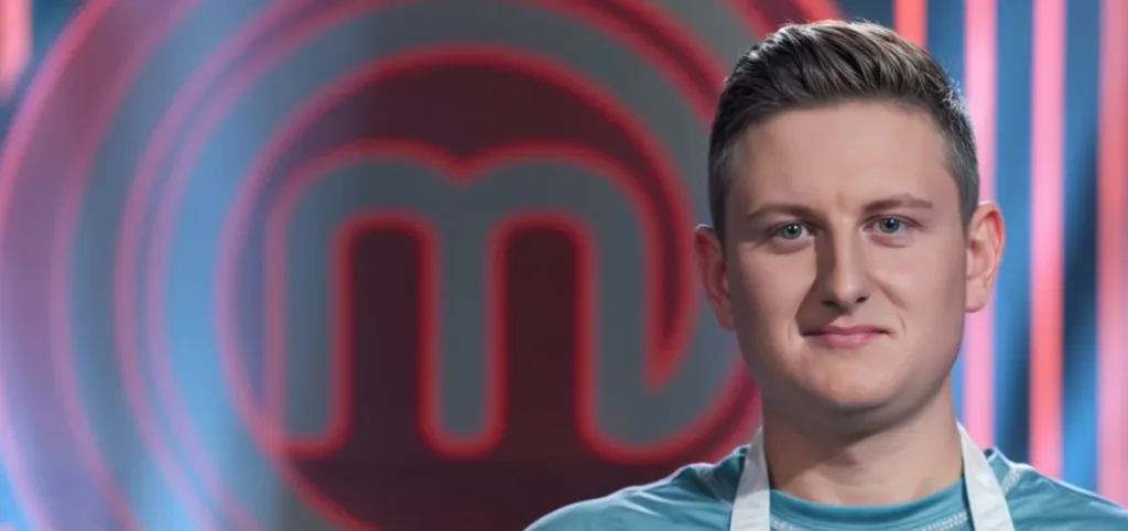 Учасник кулінарного шоу на фоні логотипу