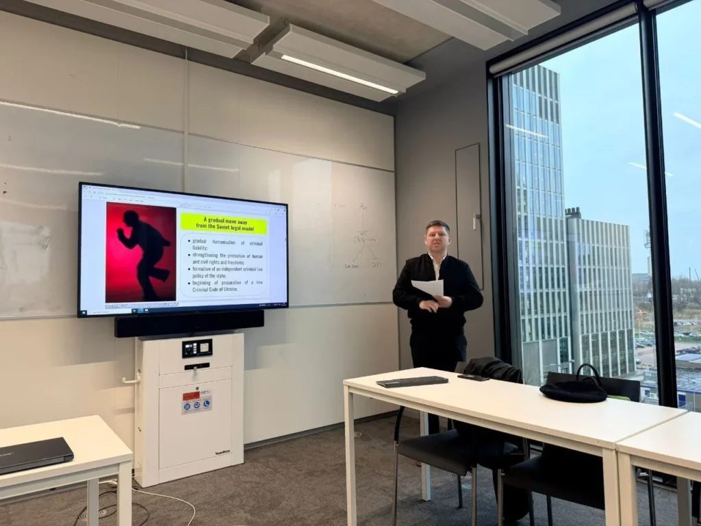 Викладач проводить презентацію в аудиторії університету