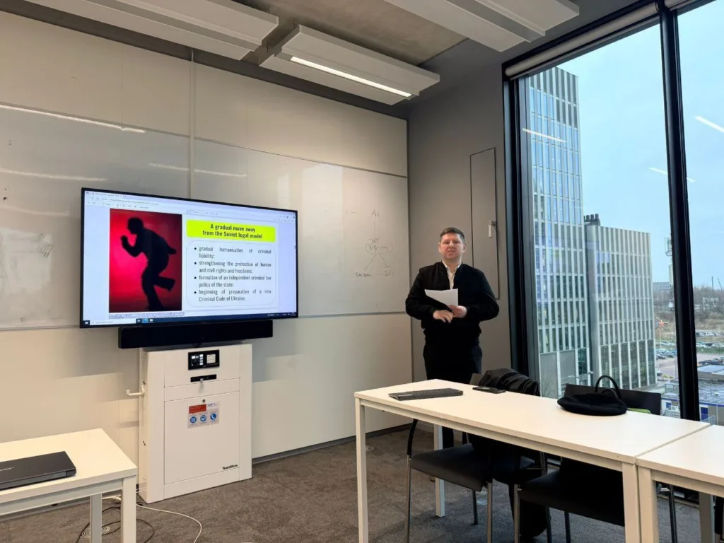 Викладач проводить презентацію в університетській аудиторії