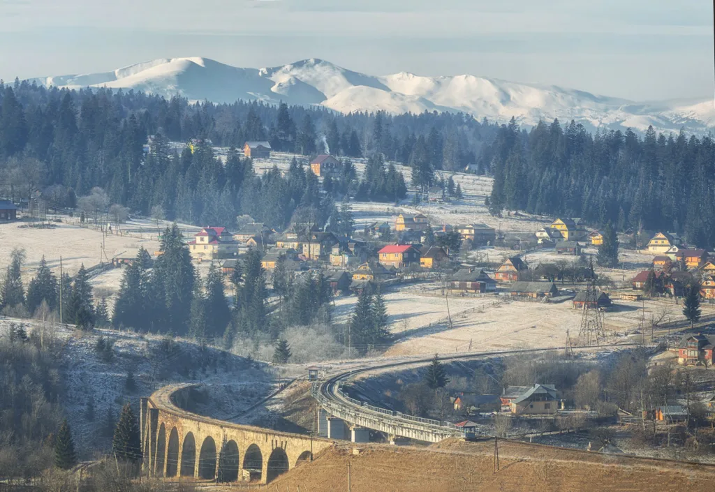 Карпатське село взимку з віадуком і горами