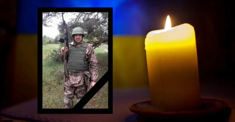 Військовий у формі та запалена свічка пам’яті