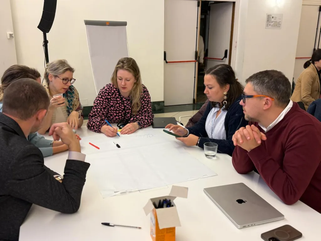 Група людей працює разом за столом