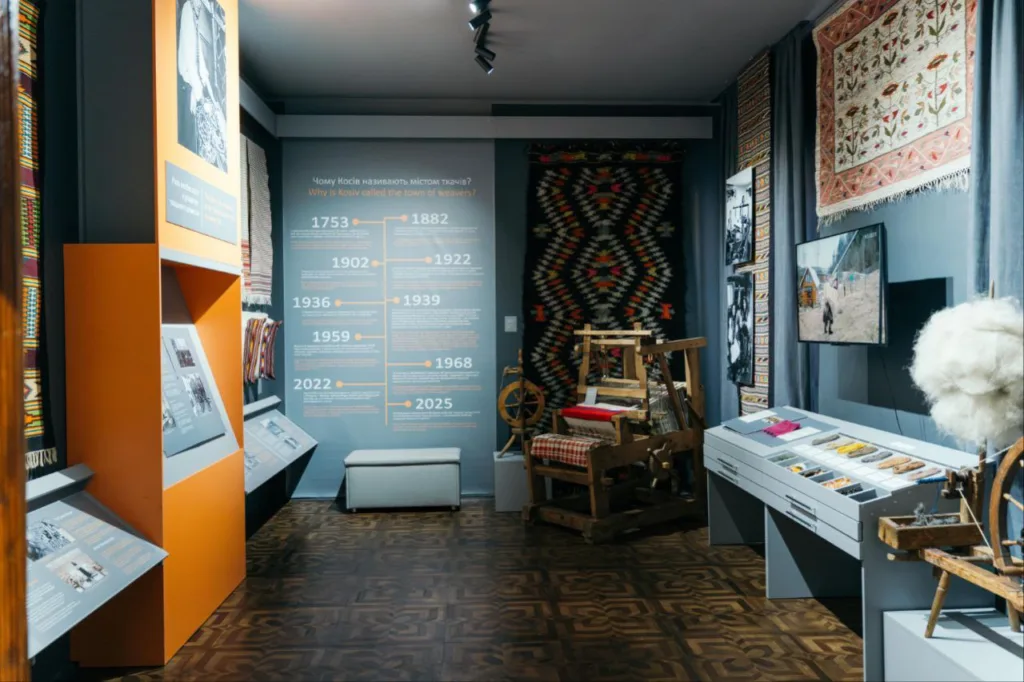 Музей ткацтва в Косові з верстатами та килимами