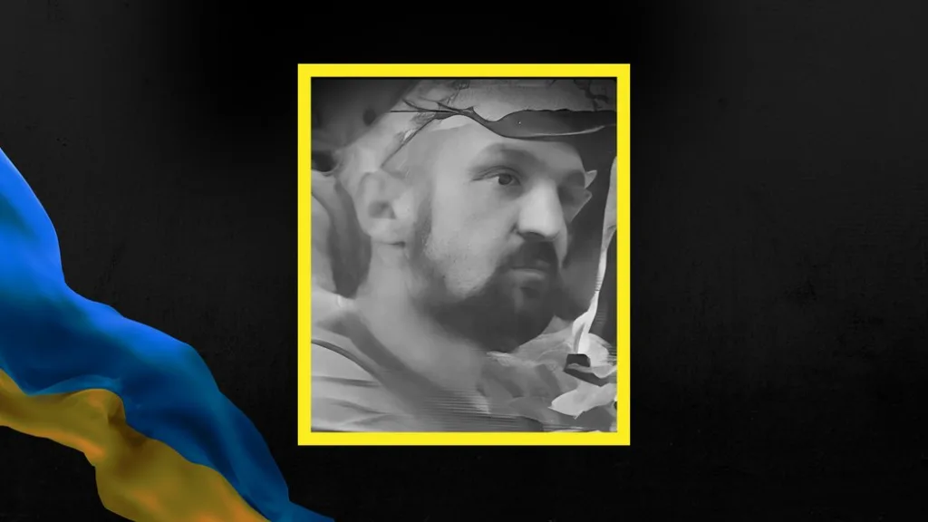 Чорно-білий портрет чоловіка в жовтій рамці