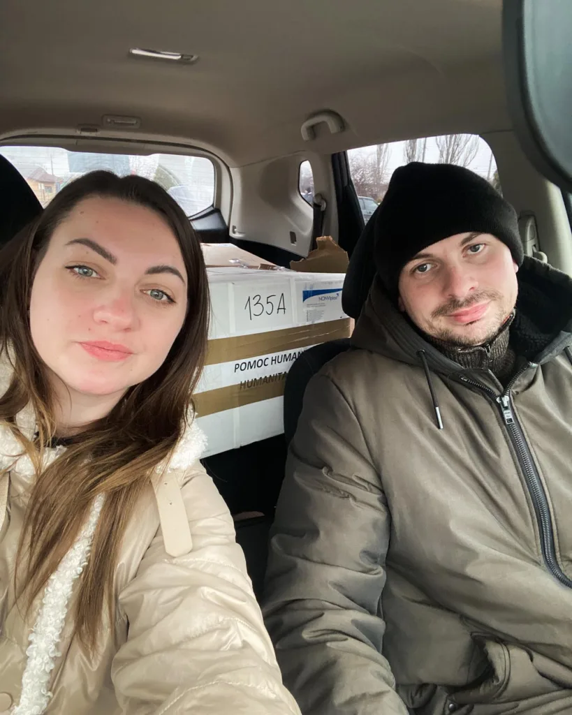 Волонтери доставляють гуманітарну допомогу в авто