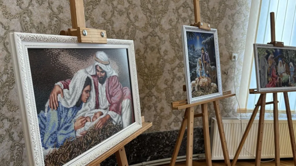 Виставка релігійних картин на мольбертах